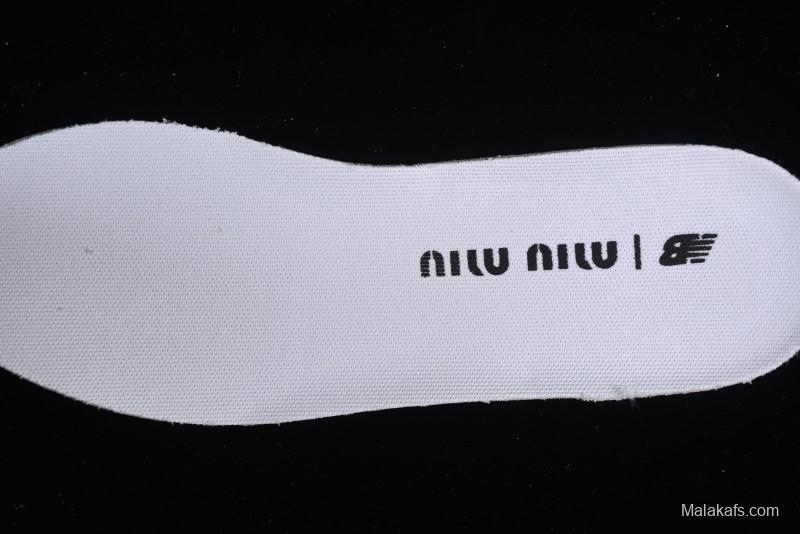 Miu Miu x New Balance 530 Low-Top Retro Running Sneakers with Dual Lace Design - G.D4