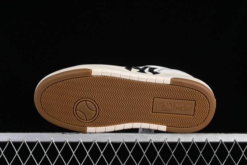 MLB Chunky Liner Basic New York Yankees Thick Sole Platform Sneakers with 6cm Height Increase - 3ASXCA12N50IVS