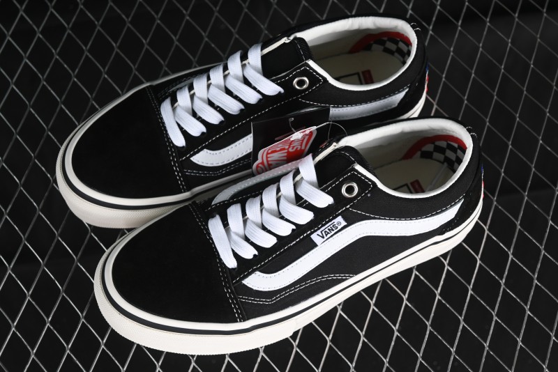 Vans Old Skool Low-Top Retro Skate Shoes in Black & White - VN0A5KRXBA2