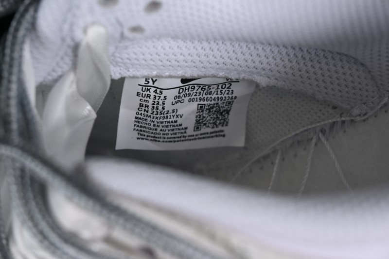 Nike Dunk Low SB Casual Sneakers with Deconstructed Laces and Ribbon Bow Design - DH9765-102