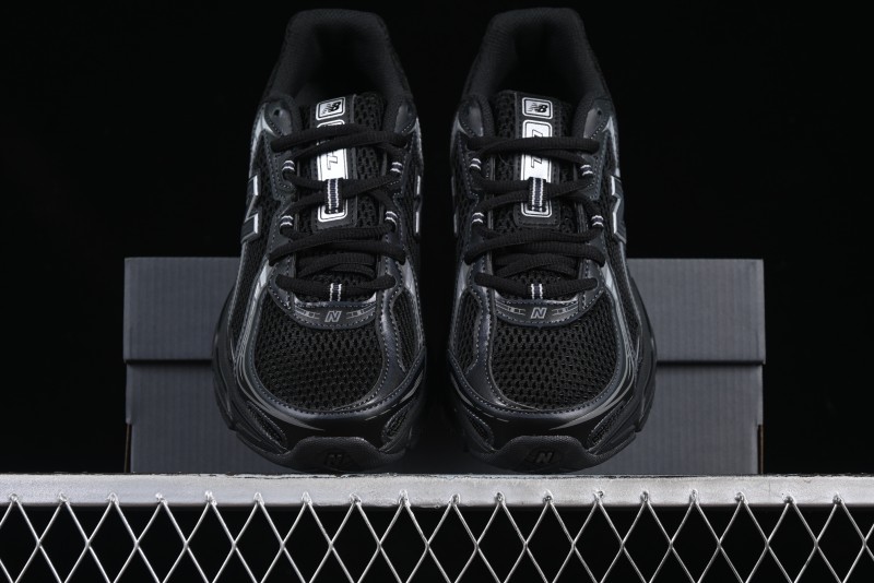 New Balance 740 Black and Silver Retro Running Sneakers for Men