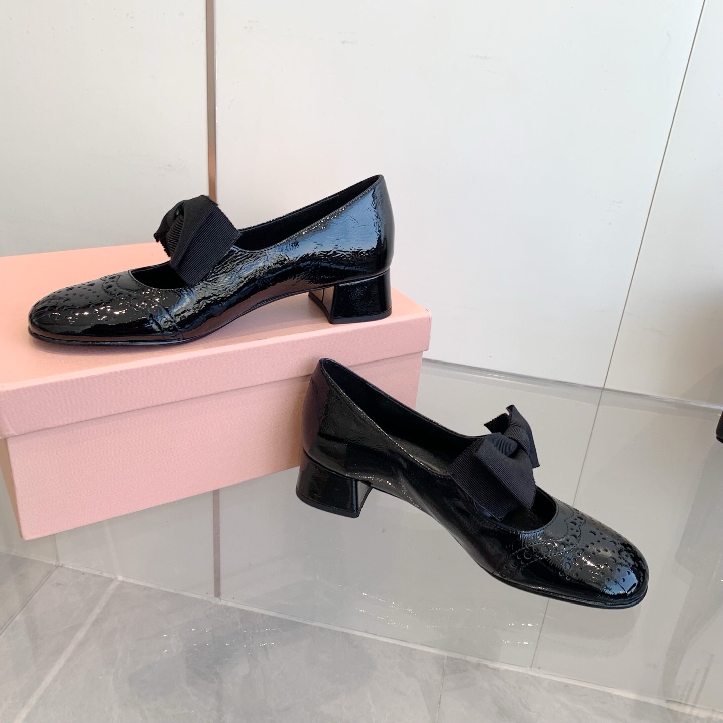2025 Women Miu Miu Black Patent Leather Mary Jane Bow KFY00280