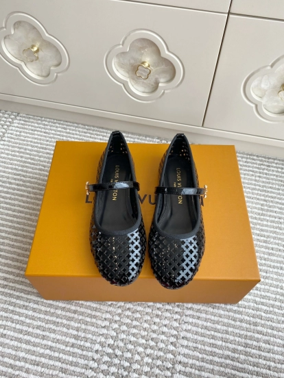 2025 Women Louis Vuitton Black Patent Leather Mary Jane Ballet Flats KFY00310