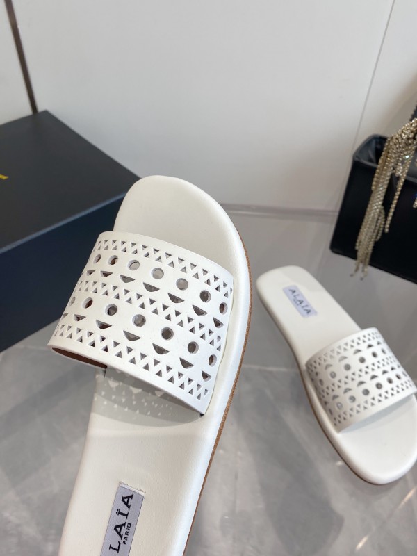 2025 Alaia White Leather Slippers KFY00280