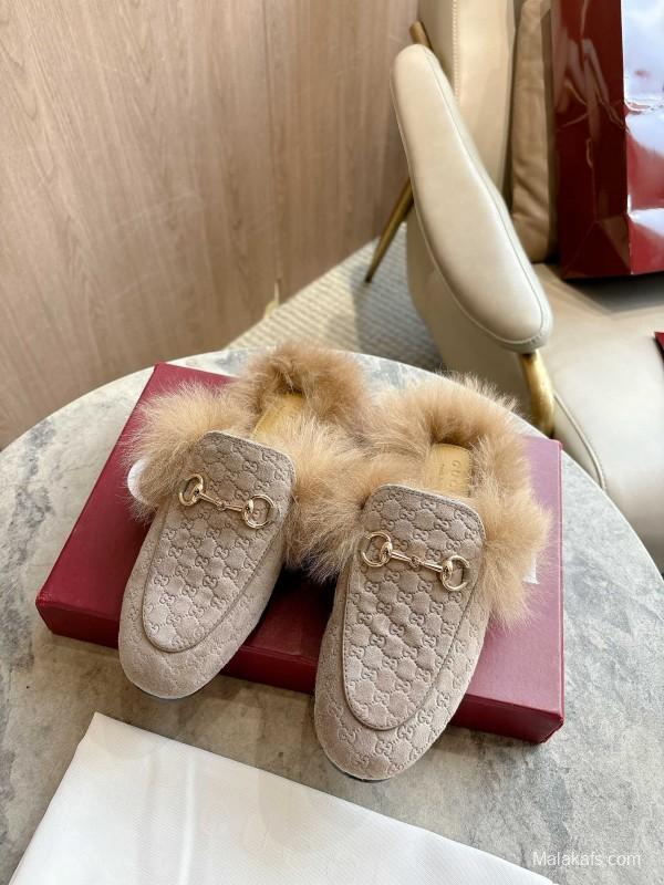 Gucci Women's Fur Mule with Double G Pattern and Horsebit Detail - LY00340