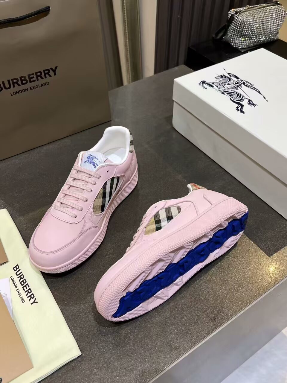 Burberry 2025/SS Italian-Made Sneakers with Equestrian Knight Design Label - KFY00300