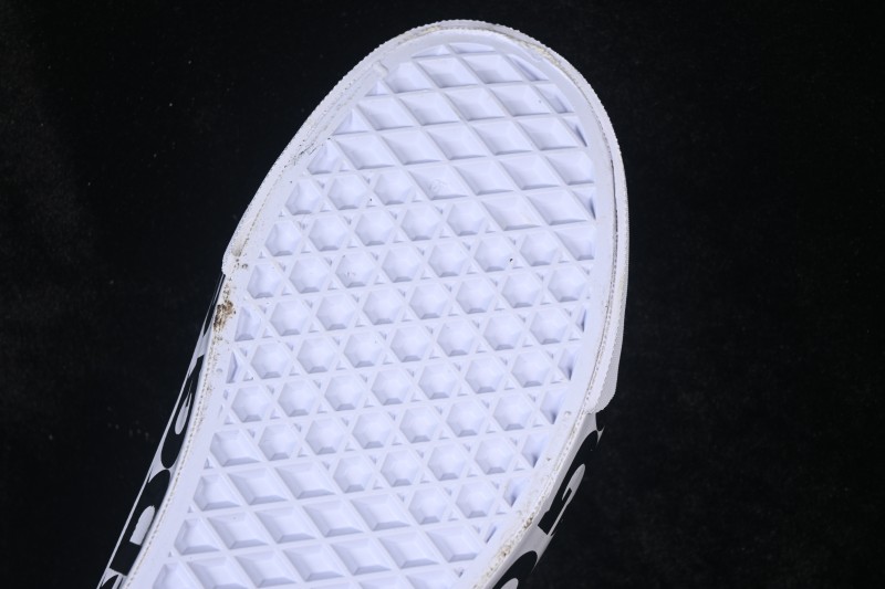 Vans Old Skool Low Top Skateboarding Shoes with Classic Side Stripe - VN000SHEPU7